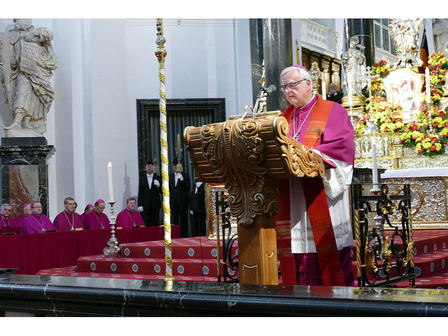 Abschlussvesper der Bischofskonferenz mit Austeilung des Bonifatiussegens (Foto: Karl-Franz Thiede)